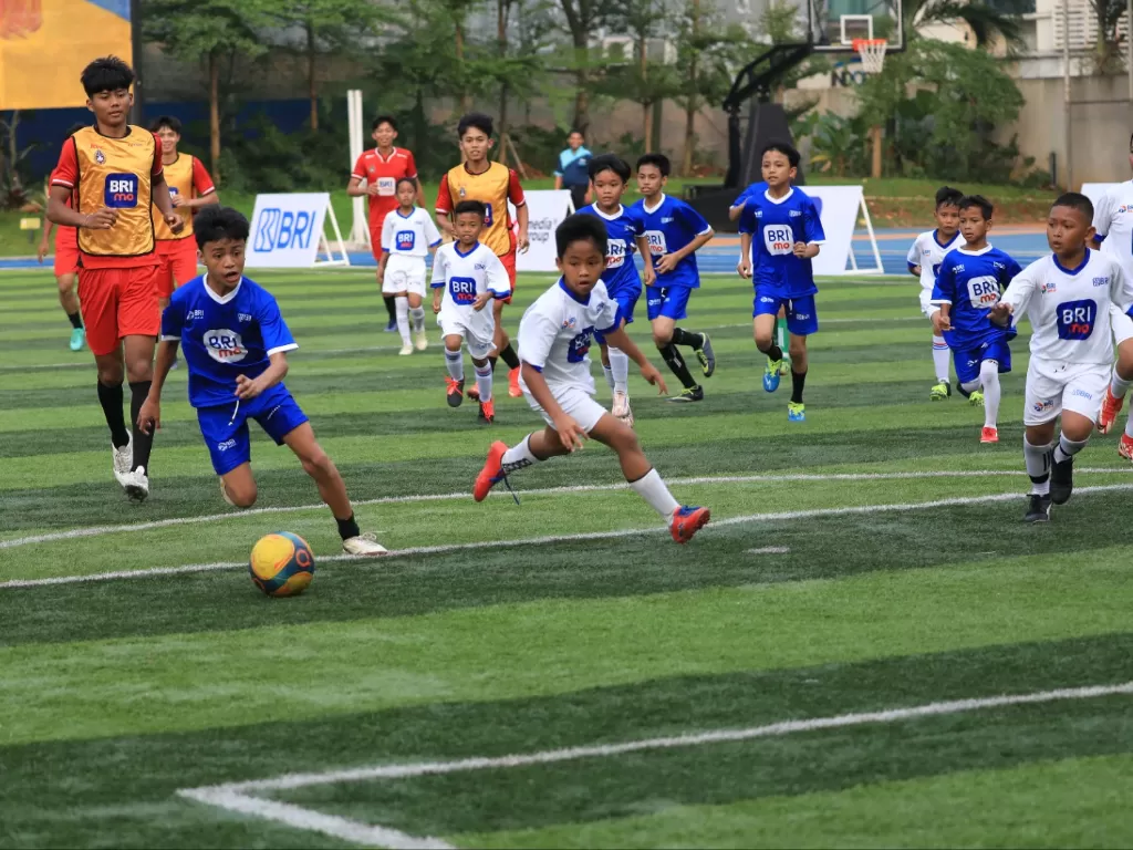 BRI serahkan bantuan pendidikan bagi 50 anak sepak bola berbakat. (Dok. Humas BRI)