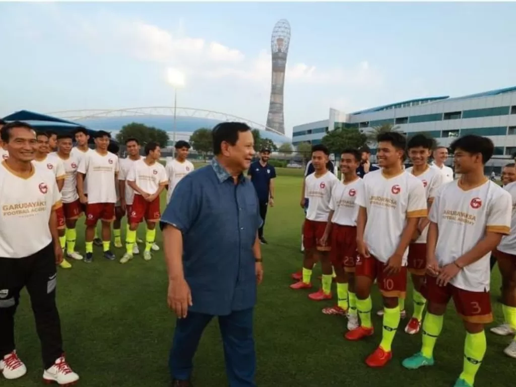 Prabowo Subianto mengunjungi para pemain Garudayaksa-Persib di Aspire Academy, Qatar. (Garudayaksa via Antara)