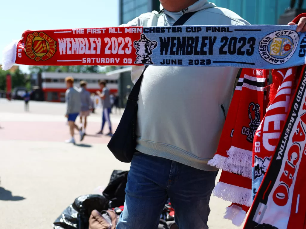 Syal laga final Piala FA 2022/2023 antara MU vs Man City. (REUTERS/Molly Darlington)