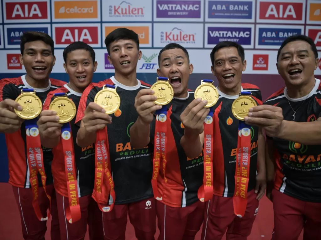 Tim beregu para-bulu tangkis Indonesia raih medali emas di APG 2023. (ANTARA FOTO/Zabur Karuru)