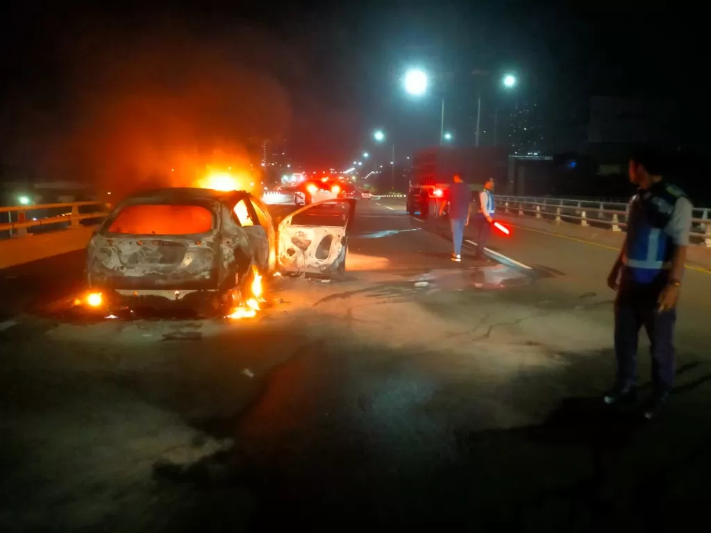 Mobil HRV terbakar di Tol Dalam Kota (Istimewa)