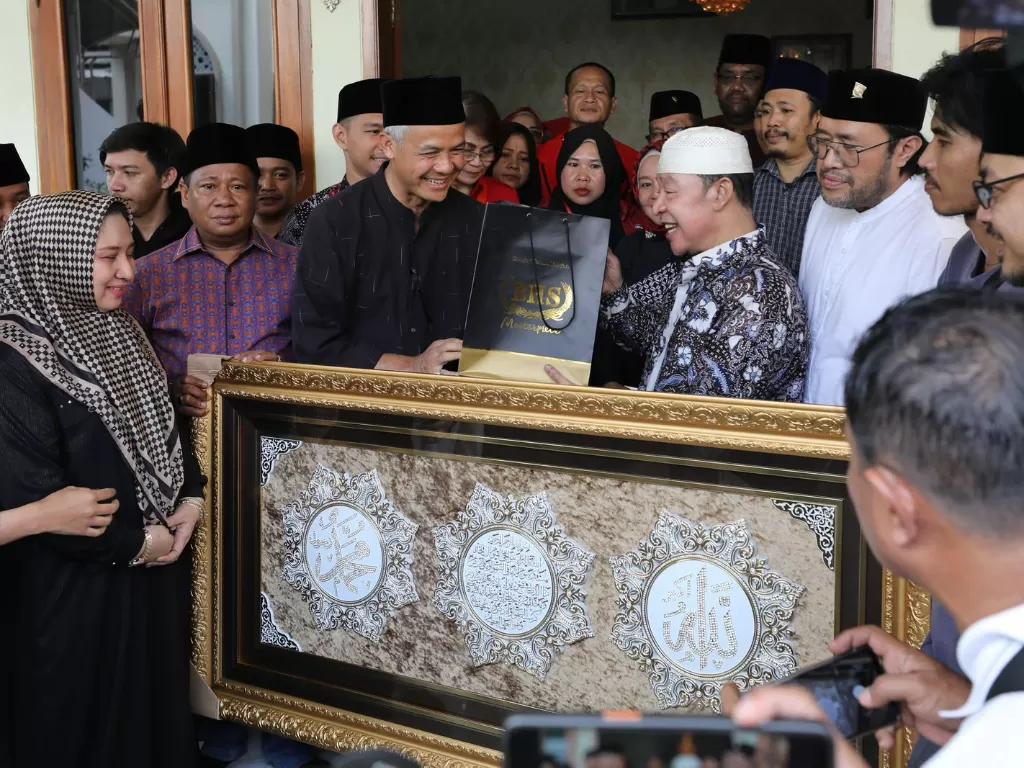 Ganjar sowan ke KH Adib pimpinan Ponpes Buntet Cirebon. (Dok. Ganjar Pranowo)