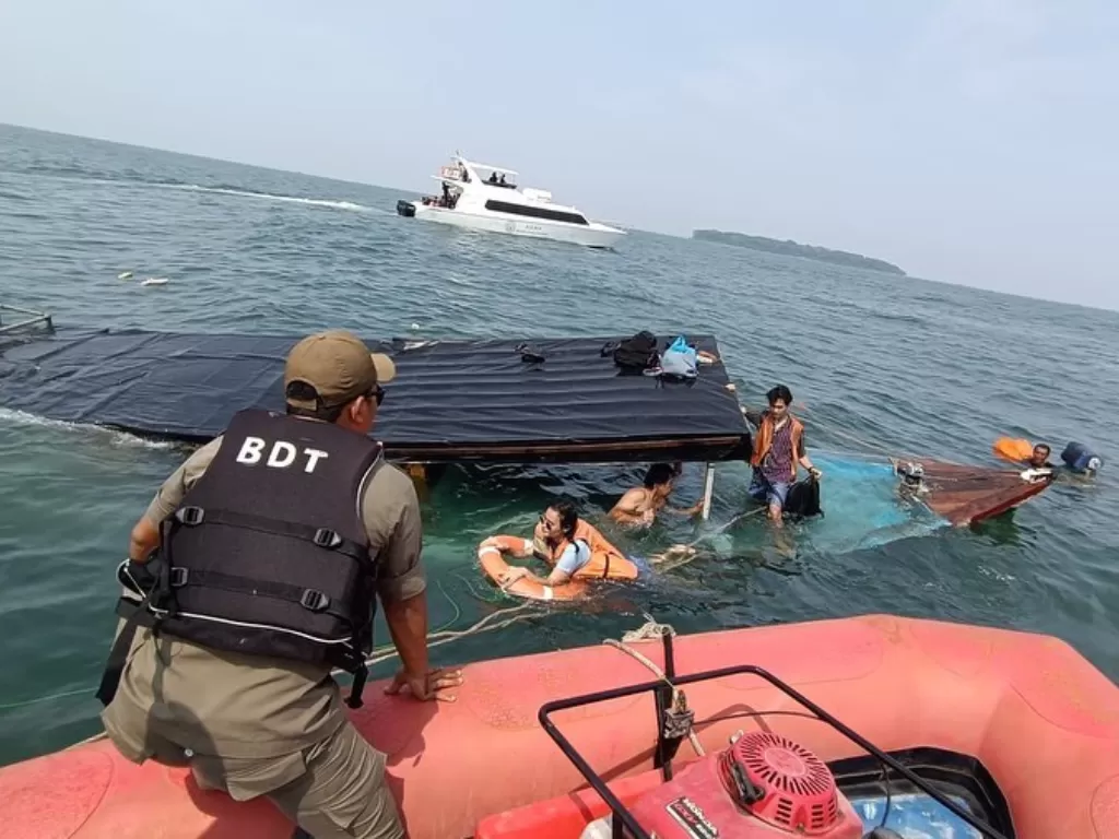 Evakuasi penumpang kapal tenggelam di Kepulauan Seribu (Instagram/humasjakfire)