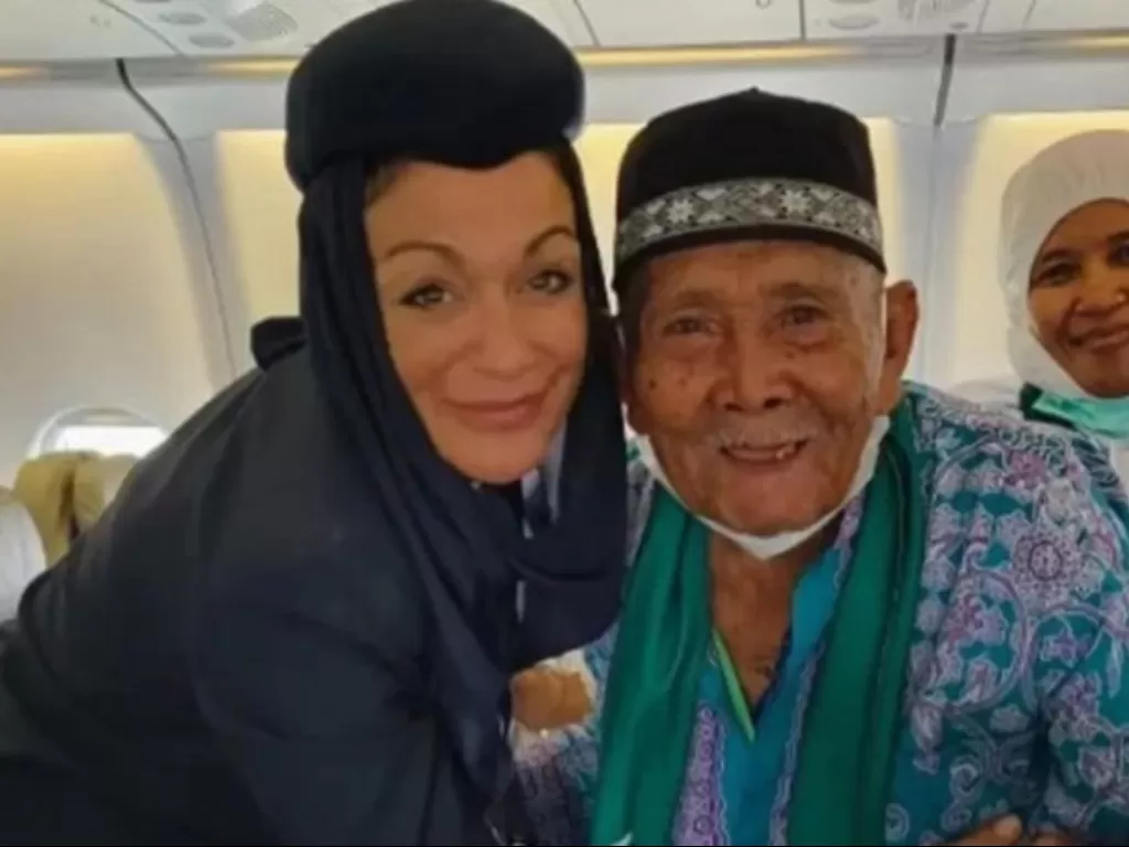 Jemaah Haji sepuh yang sempat minta turun dari pesawat karena lupa kasih makan ayam. (Instagram/mimijulid).