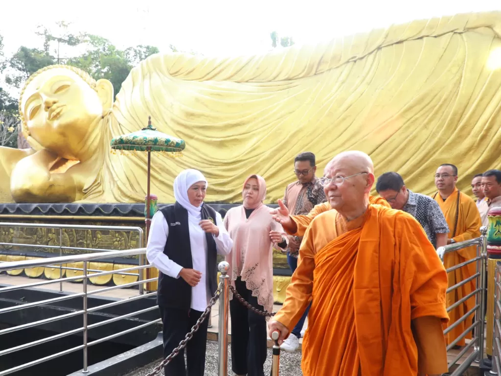 Gubernur Khofifah Kunjungi Patung ‘Buddha Tidur’. (Z Creators/Mifta Sonia)