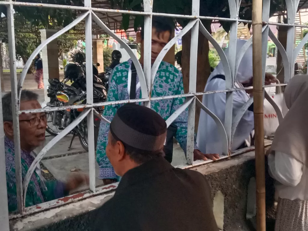 Pengantar calon jemaah haji di Asrama Haji Donohudan Kabupaten Boyolali. (Z Creators/Ari Welianto)