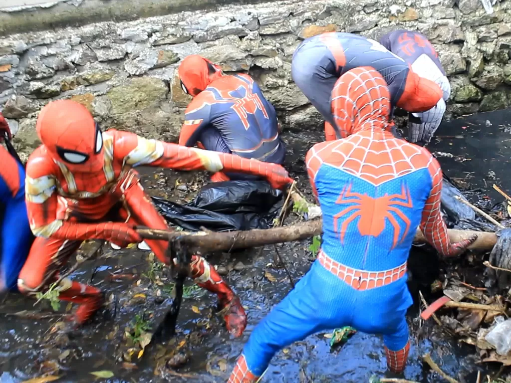 Spiderman Parepare bersih-bersih sampah. (Z Creators/Rudi Hartono)