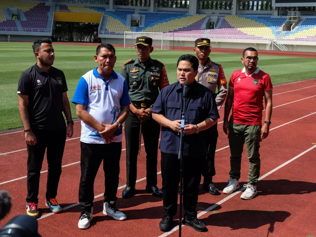 Ketum PSSI, Erick Thohir, beserta jajarannya memantau stadion GBT sebelum laga uji coba Timnas Indonesia vs Palestina. (ANTARA FOTO/Moch Asim)