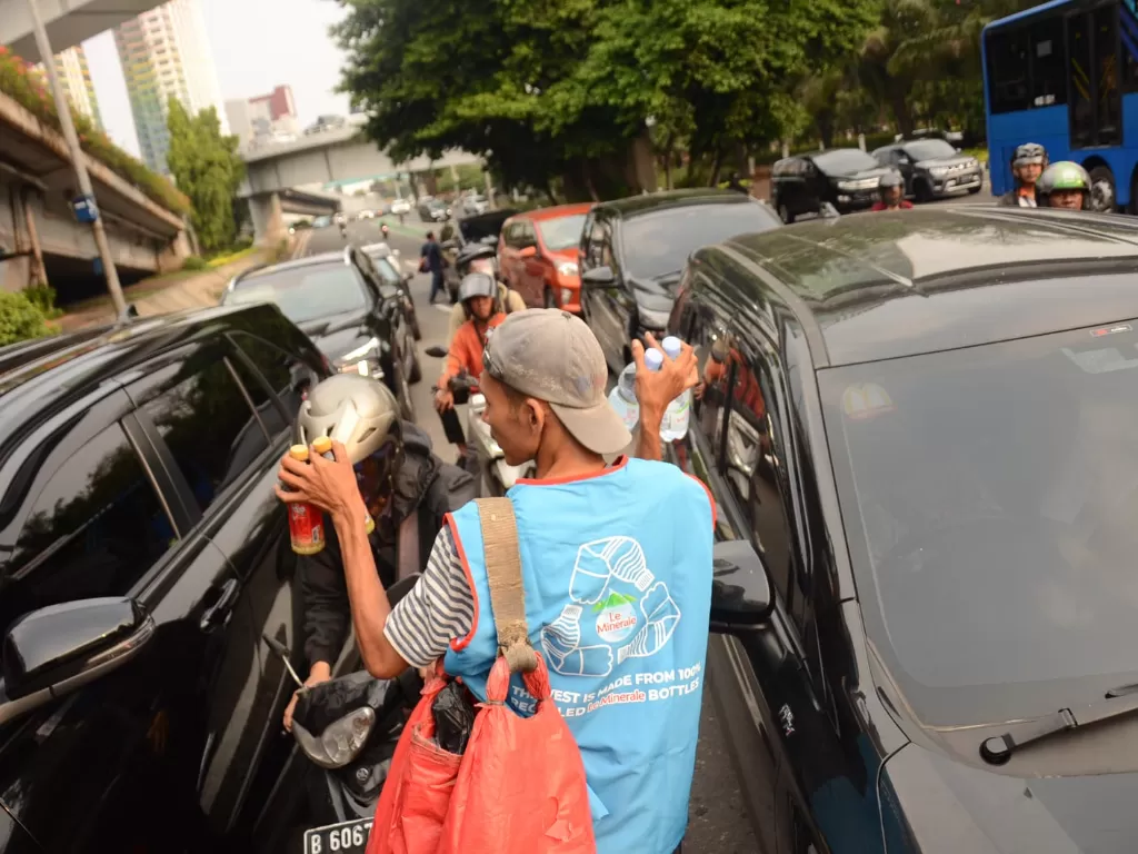 Para pedagang asongan mendapatkan rompi berbahan botol plastik di Hari Lingkungan Hidup Sedunia yang jatuh hsri ini, 5 Juni