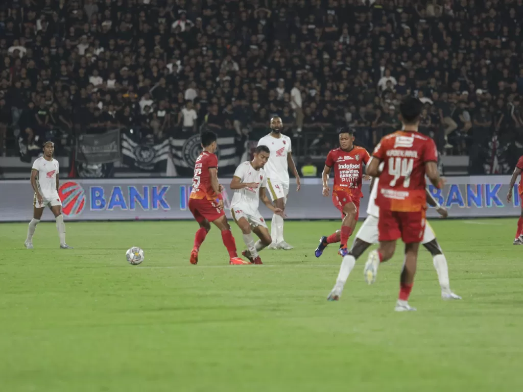 Pelatih PSM, Bernardo Tavares, mengkritisi kinerja wasit Thoriq Alkatiri saat menjalani laga kontra Bali United di playoff Liga Champions Asia. (Z Creators/Husnil)