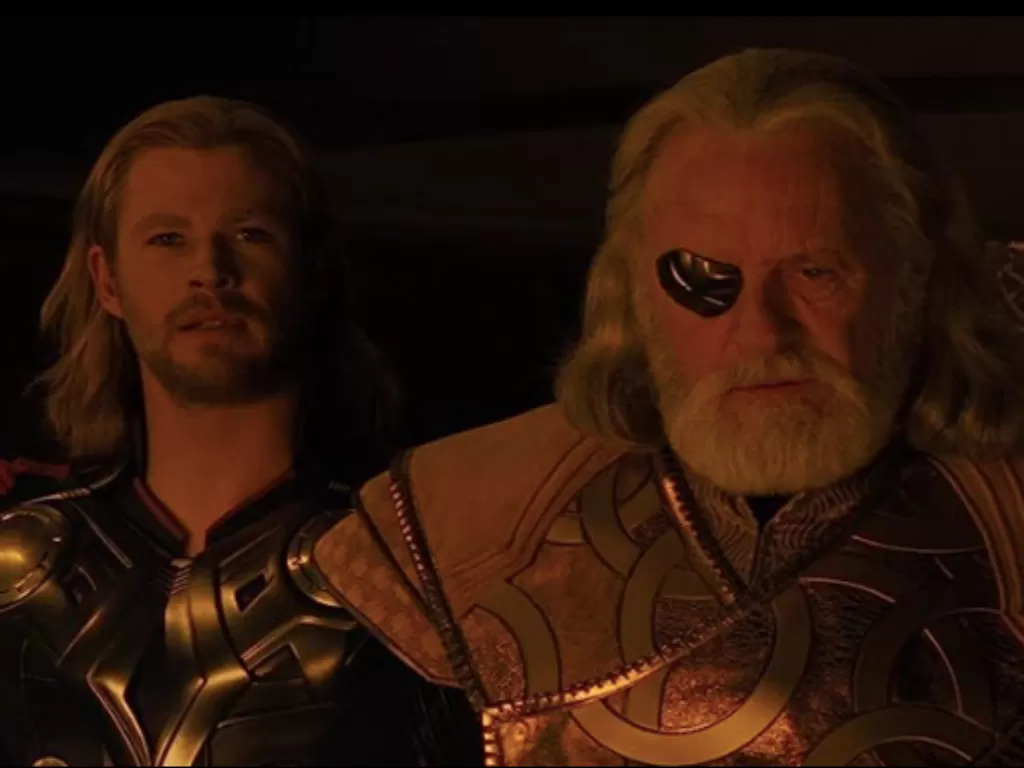 Anthony Hopkins dan Chris Hemsworth dalam Thor (IMDb)