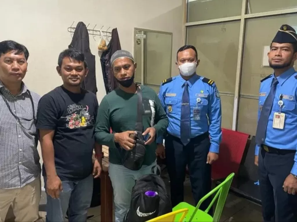  M pelaku TPPO (tengah) berhasil diciduk oleh tim Satreskrim Polres Bengkalis di Bandara SSK II Pekanbaru ketika hendak melarikan diri ke Batam (Antara/Ho-Humas Polres Bengkalis)
