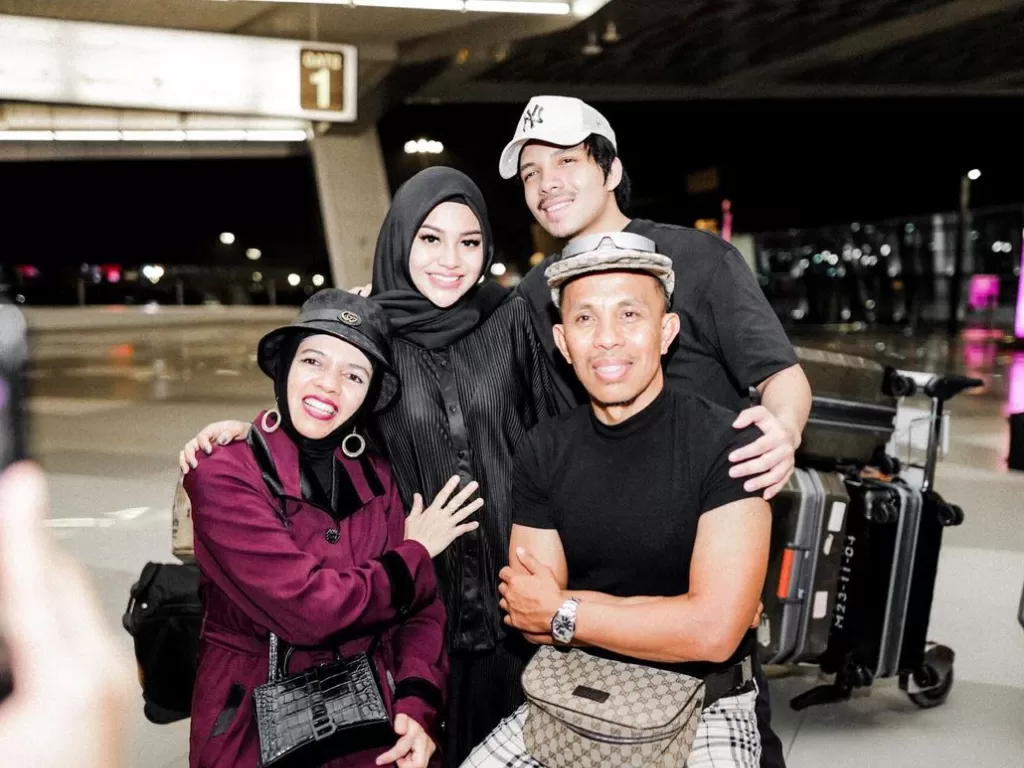 Pasangan Atta Halilintar dan Aurel Hermansyah menyabut kedatangan keluarga Gen Halilintar di Indonesia. (Instagram/@attahalilintar)