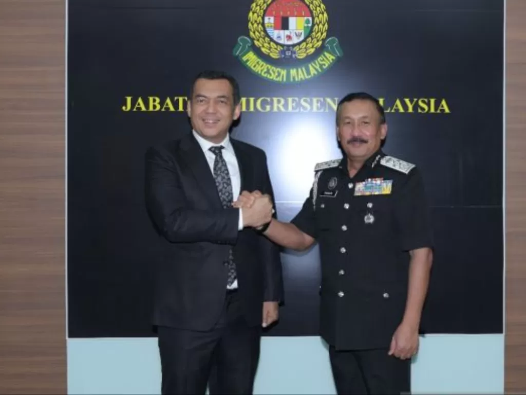 Dirjen Imigrasi Kementerian Hukum dan HAM RI, Silmy Karim (kiri) dan Ketua Pengarah Imigresen Malaysia, YBhg Dato’ Ruslin bin Jusoh membahas pencegahan TPPO dan pekerja migran. (ANTARA/HO-Humas Direktorat Jenderal Imigrasi)