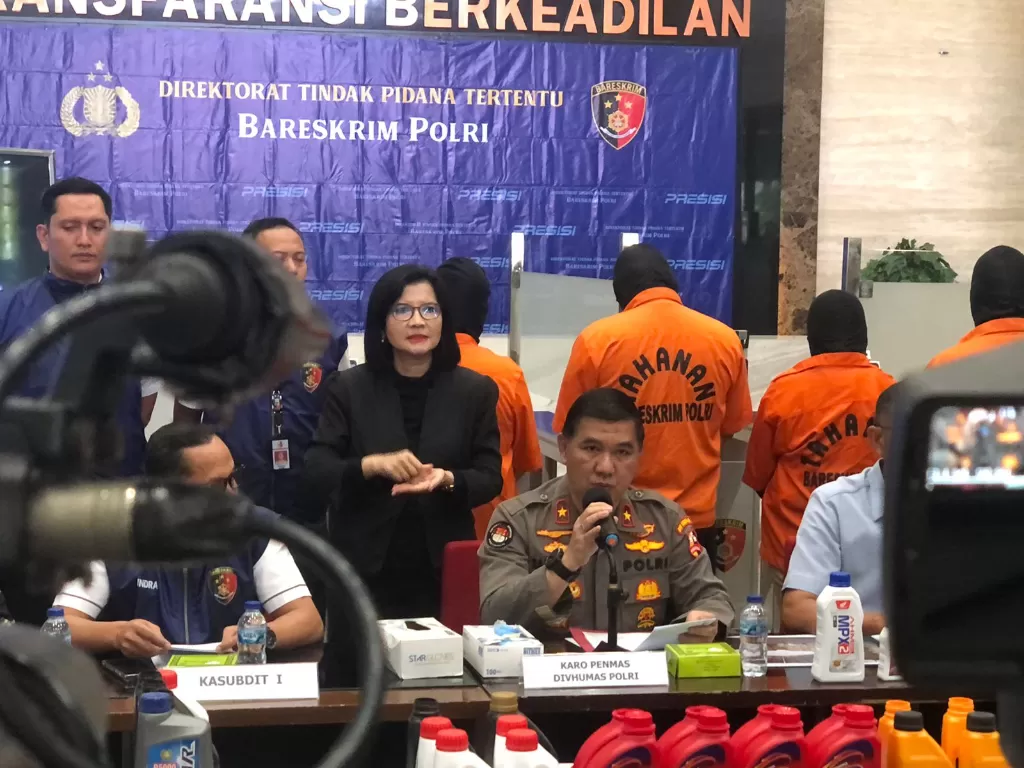 areskrim Polri bongkar peredaran oli palsu yang beredar di seluruh wilayah Indonesia. (INDOZONE/Samsudhuha Wildansyah)