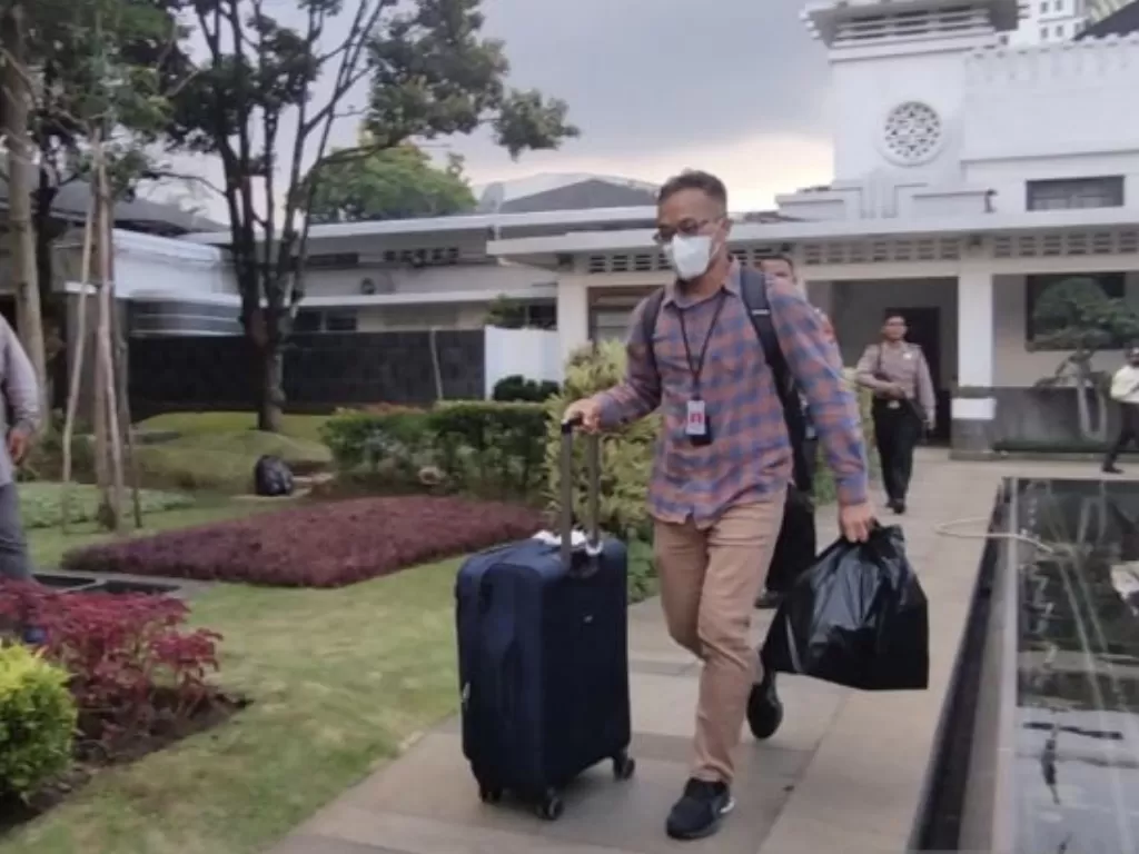 Penyidik KPK membawa koper usai menggeledah Kantor Balai Kota Bandung (BBC), di Bandung, Jawa Barat, Jumat (9/6/2023). (ANTARA/Bagus Ahmad Rizaldi)