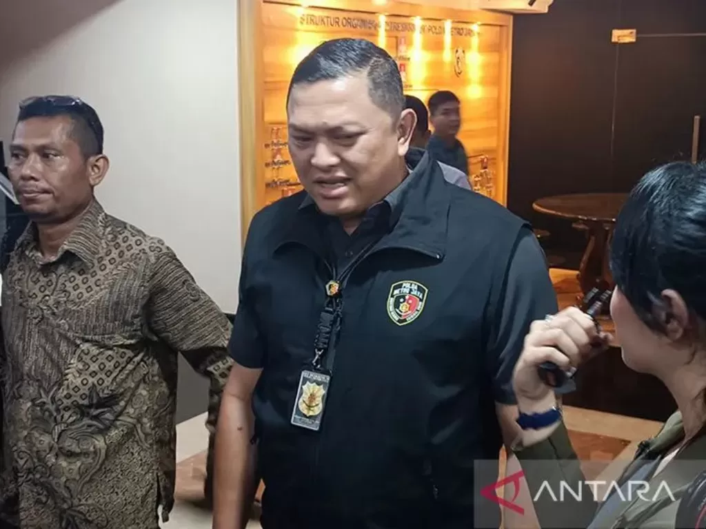 Direktur Reserse Kriminal Umum (Dirreskrimum) Polda Metro Jaya Kombes Pol Hengki Haryadi saat diwawancarai terkait penangkapan 