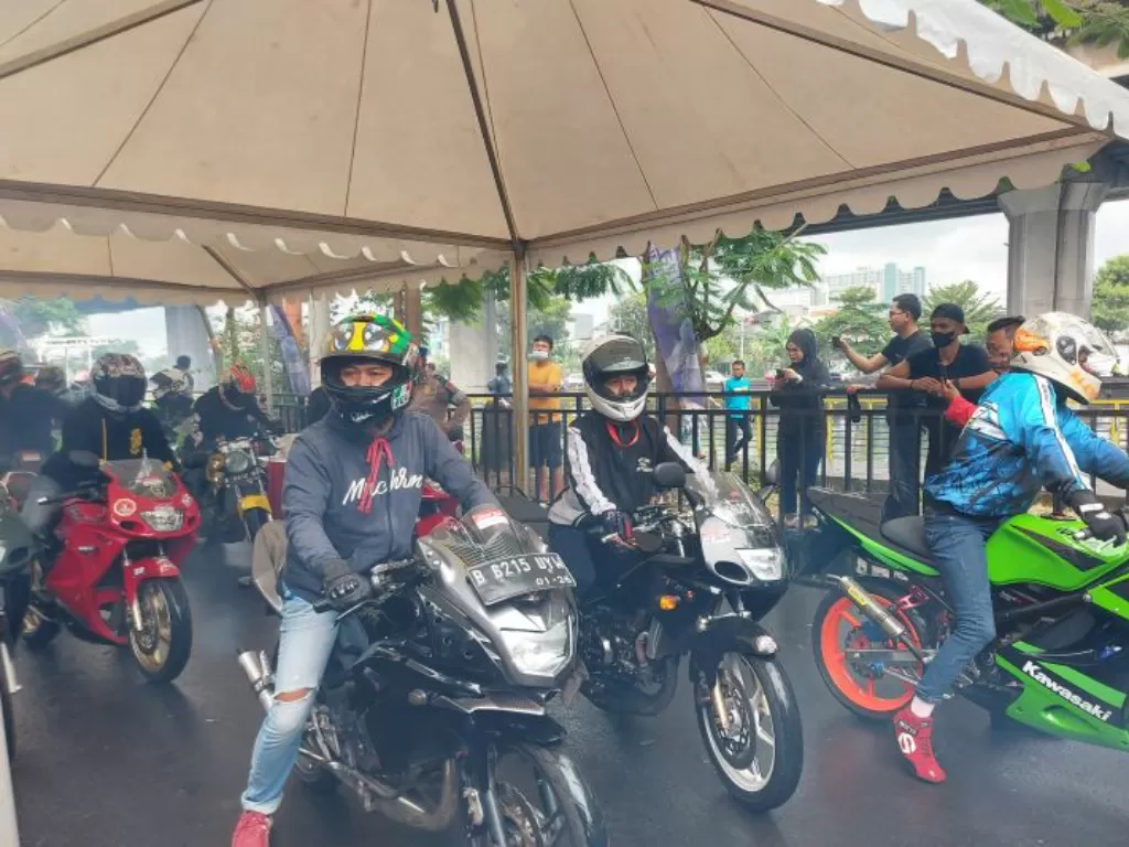 Para pembalap di Street Race buatan Polda Metro Jaya. (ANTARA/Mentari Dwi Gayati).