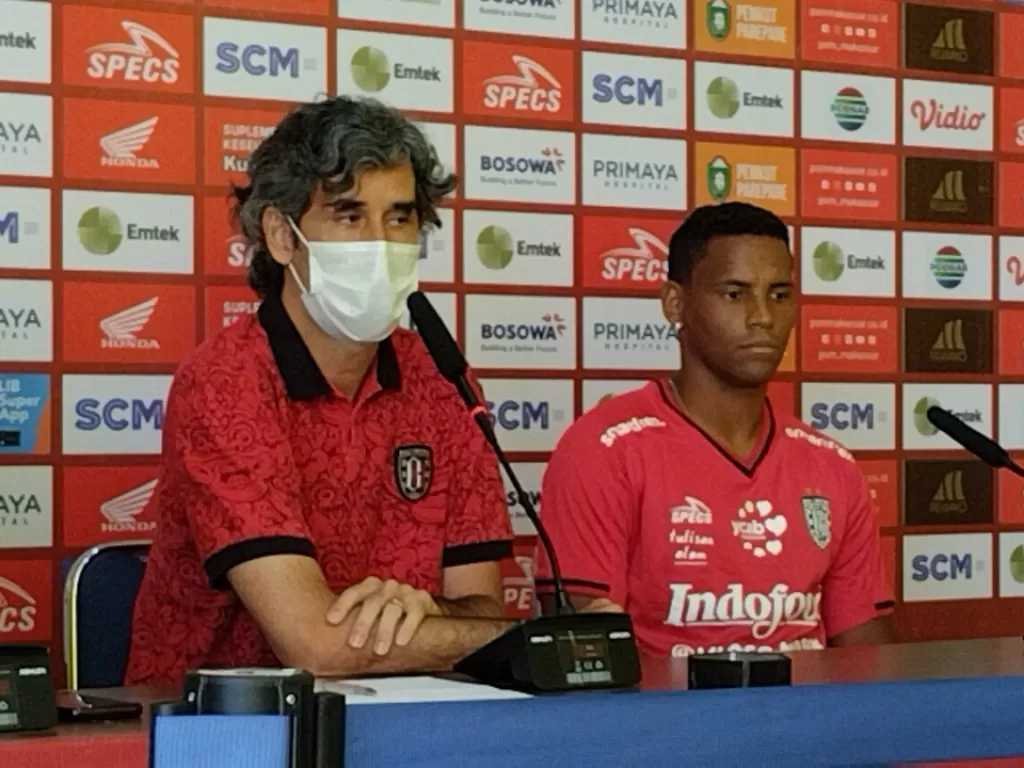 Pelatih Bali United, Stefano Cugurra (kiri). (Z Creators/ Husnil)