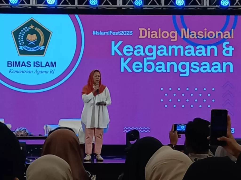 Yenny Wahid menyampaikan pesan pada kaum muda Indonesia agar menjunjung tinggi nilai toleransi dalam menyikapi perbedaan dalam acara Islamifest 2023 di Red Top Hotel Pecenongan, Sabtu (10/6/2023). (Z Creators/Mentari Meida)