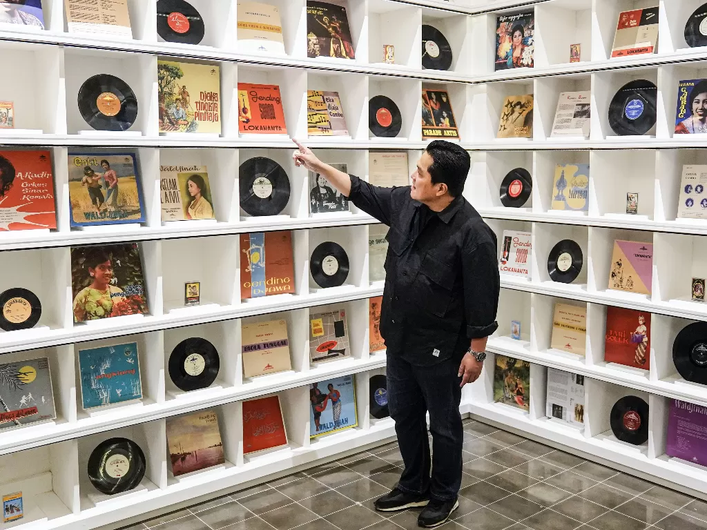 Menteri BUMN Erick Thohir berharap revitalisasi Lokananta dapat membuat generasi muda tak melupakan sejarah musik Indonesia yang dirawat Bung Karno. (ANTARA FOTO/Dhemas Reviyanto)