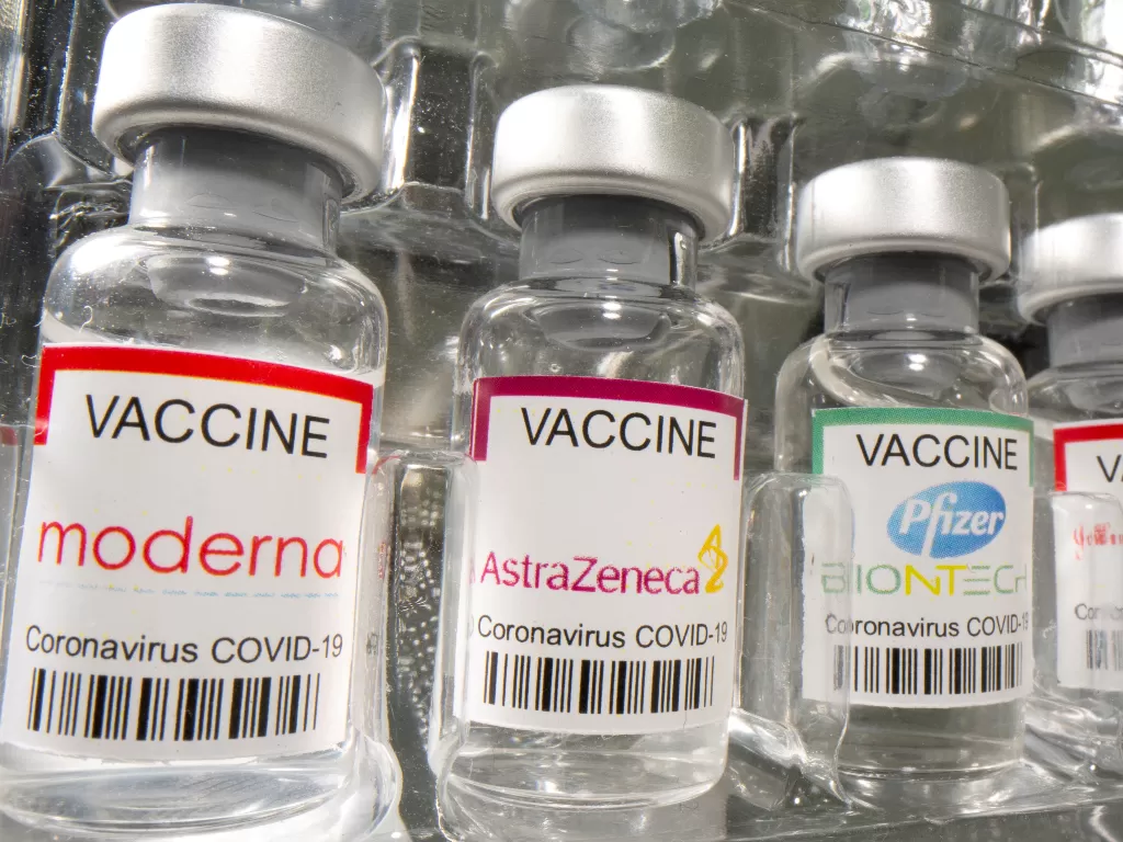 Kementerian Kesehatan (Kemenkes) masih menyimpan jutaan dosis vaksin COVID-19 untuk diberikan secara gratis pada masyarakat. (REUTERS/Dado Ruvic)