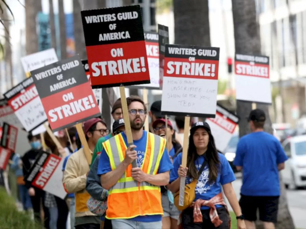 Para penulis film dan serial di Hollywood menggelar aksi mogok kerja (REUTERS/Mario Anzuoni)