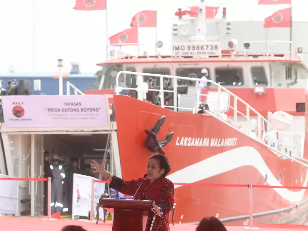 Ketua Umum PDIP, Megawati Soekarnoputri saat meresmikan Kapal RS Terapung Laksamana Malahayati di Pelabuhan Tanjung Priok, Jakarta, Sabtu (10/6/2023).  (ANTARA FOTO/Akbar Nugroho Gumay)