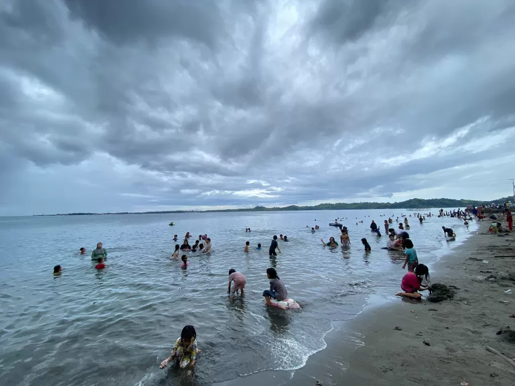 Pantai Labukkan, Parepare, ramai dikunjungi wisatawan. (Z Creators/Rudi Hartono)
