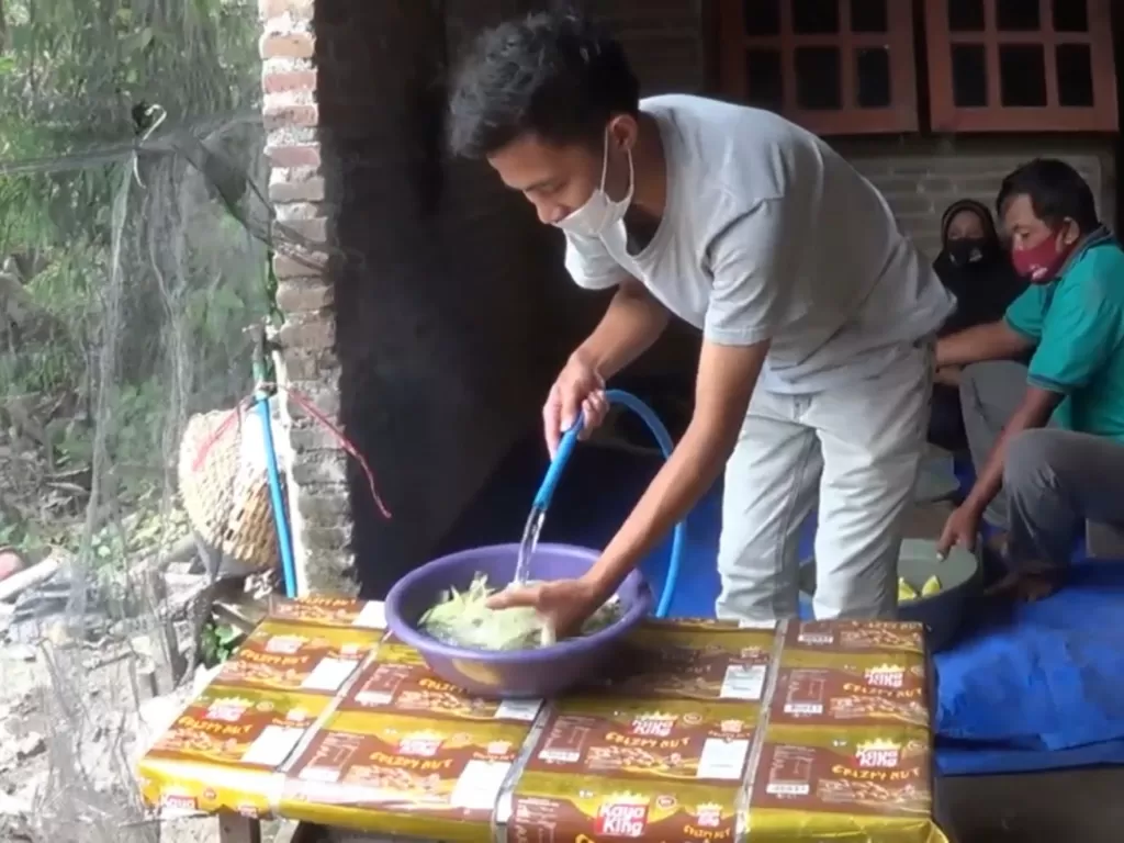 Ilham Romadhon, pemuda Kediri berhasil mengubah kulit semangka jadi keripik. (Z Creators/Wiji Guntoro)