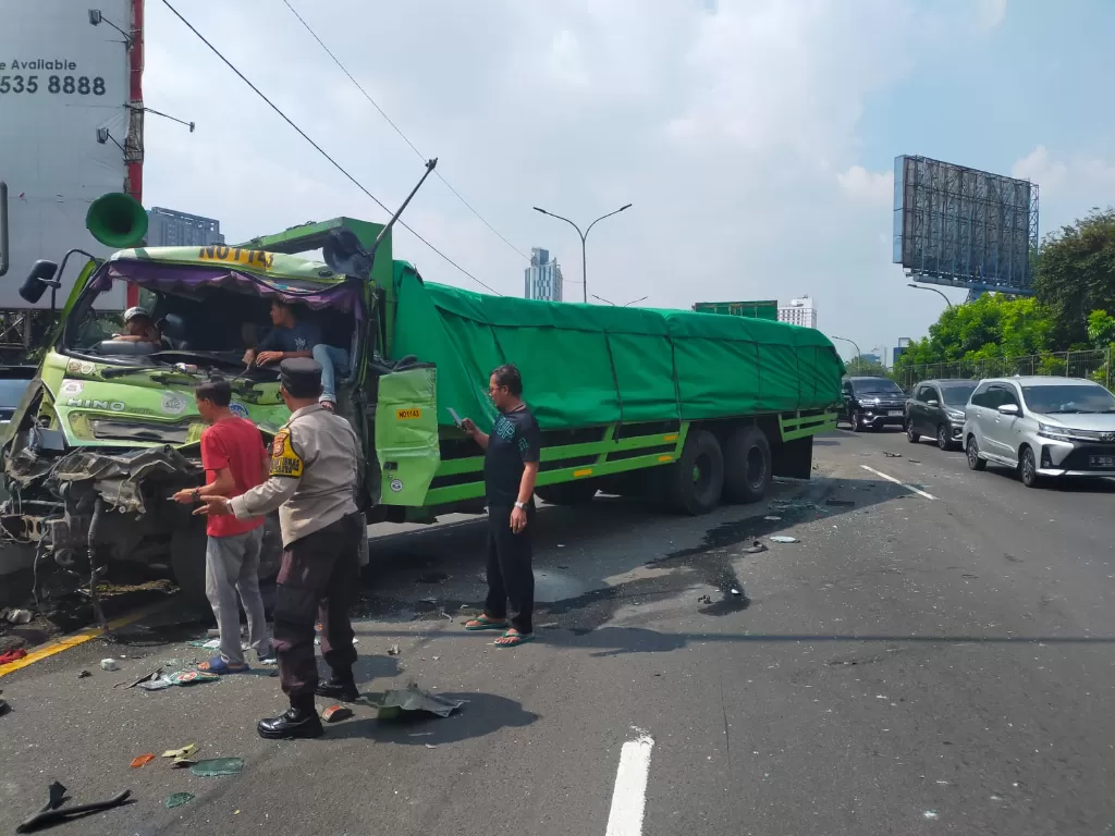 Truk korban kecelakaan beruntun di Tol Tomang, Selasa (13/6/2023) (Dok. dok Humas Polres Metro Jakarta Barat)