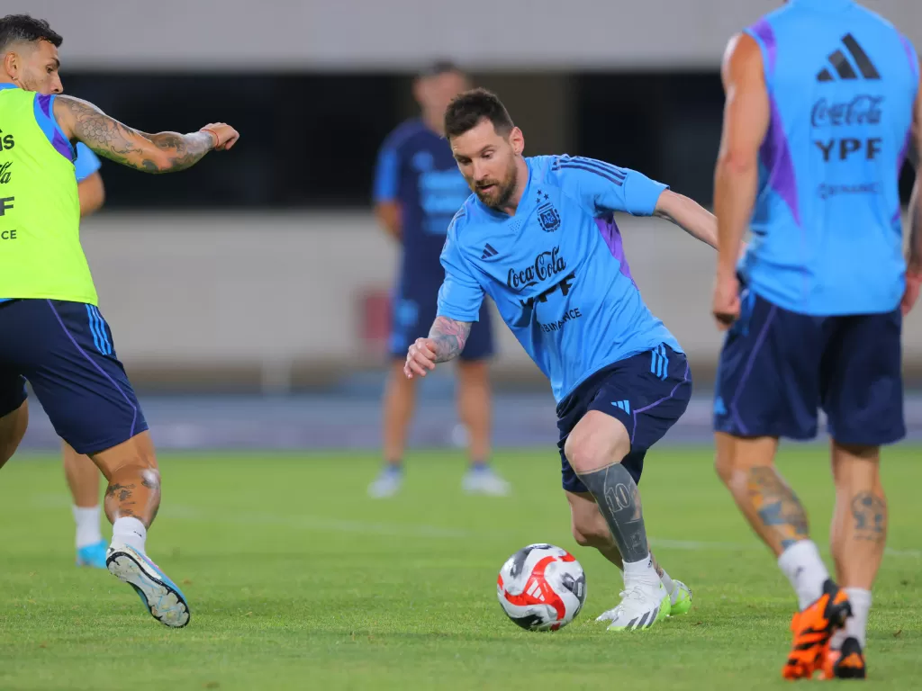 Kapten sekaligus bintang Argentina, Lionel Messi, menjalani sesi latihan jelang laga uji coba kontra Australia di Beijing. (REUTERS)