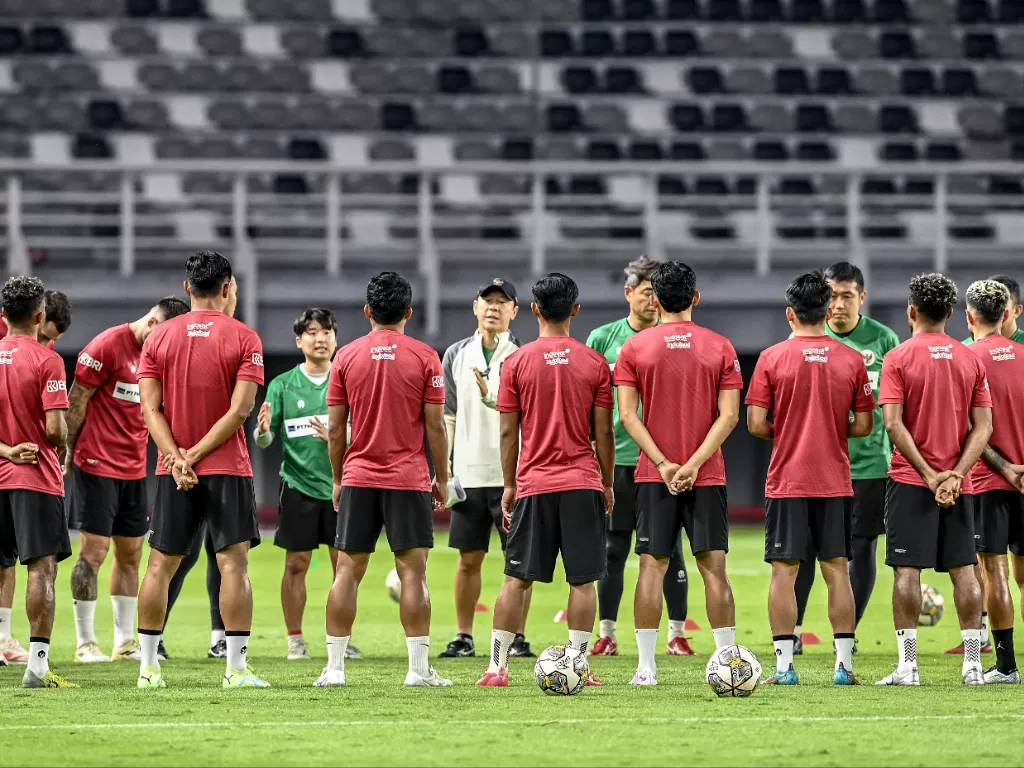 Shin Tae-yong memberikan evaluasi kepada para pemain Timnas Indonesia usai menjalani sesi latihan jelang laga kontra Palestina. (ANTARA FOTO/Muhammad Adimaja)