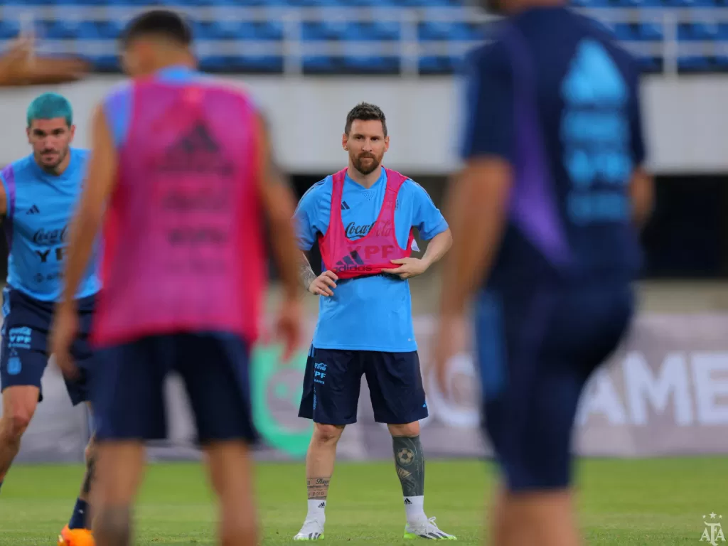 Lionel Messi berlatih bersama skuad Timnas Argentina jelang menjalani laga uji coba kontra Australia di Beijing. (REUTERS/Handout)