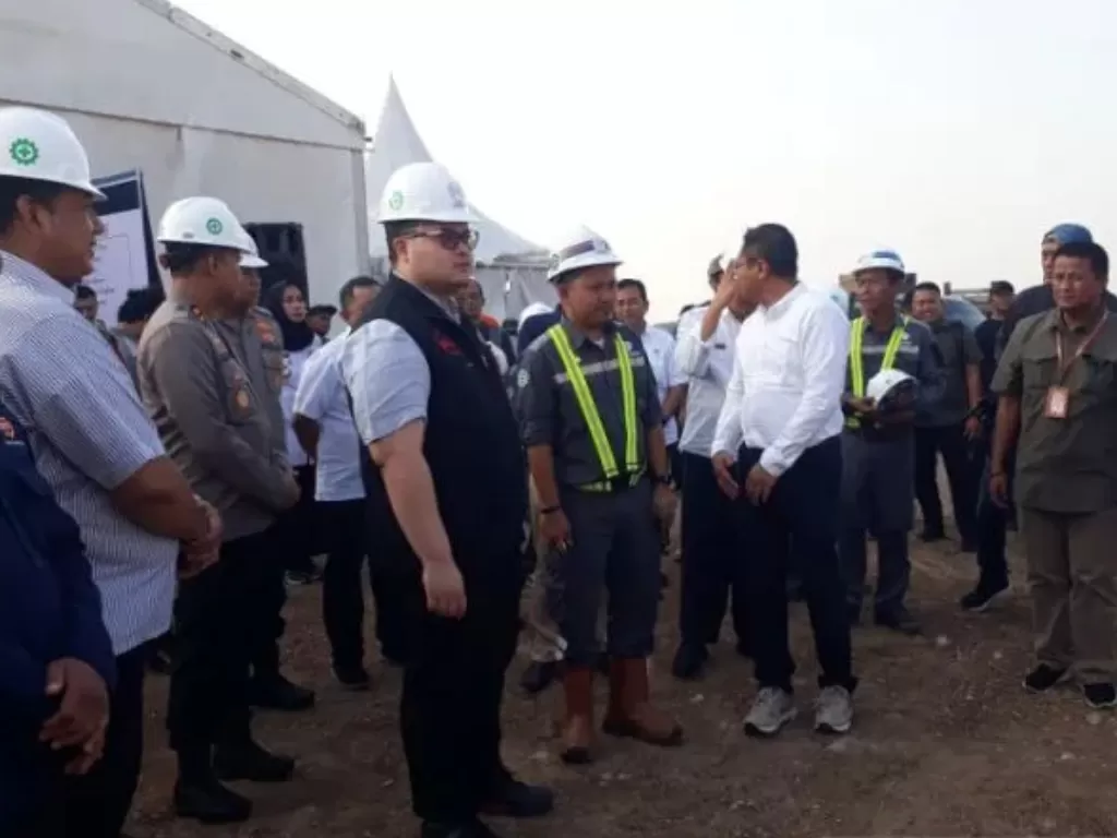 Bupati Kediri Hanindhito Himawan Pramana meninjau lokasi proyek pembangunan stadion di Desa Bulusari, Kecamatan Tarokan (ANTARA/Asmaul Chusna)