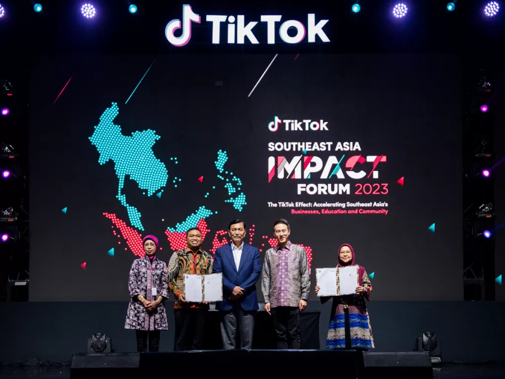 TikTok mengumumkan investasi jutaan dolar untuk membantu lebih dari 120.000 UMKM dan disaksikan oleh Menko Marves Luhut Binsar Pandjaitan. (Dok Tiktok Indonesia).