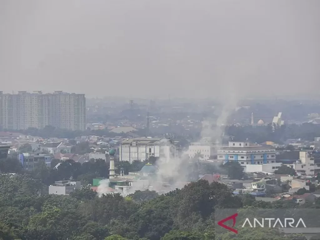 Pemandangan gedung bertingkat yang diselimuti asap polusi di Jakarta, Rabu (14/6/2023). (ANTARA FOTO/Galih Pradipta)