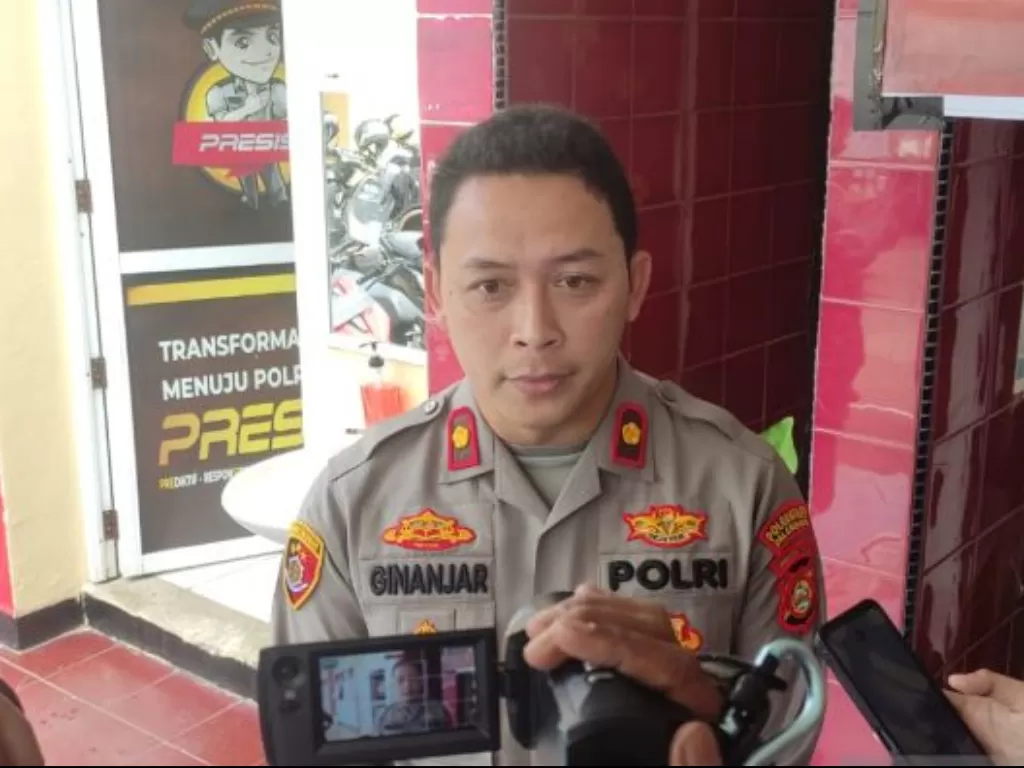 Kapolsek Ilir Barat 1 Palembang Kompol Ginanjar Aliya Sukmana mengatakan remaja yang menusuk ibunya dengan obeng juga pernah memukulnya dengan palu besi. (ANTARA/M Riezko Bima Elko P)
