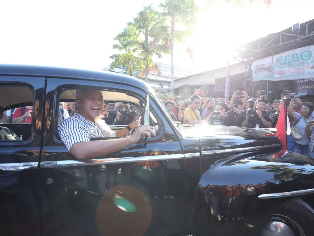 Bacapres PDIP, Ganjar Pranowo, gunakan mobil klasik milik eks Ibu Negara RI, Fatmawati, saat lawatannya ke Bali. (Dok. Ganjar Pranowo)