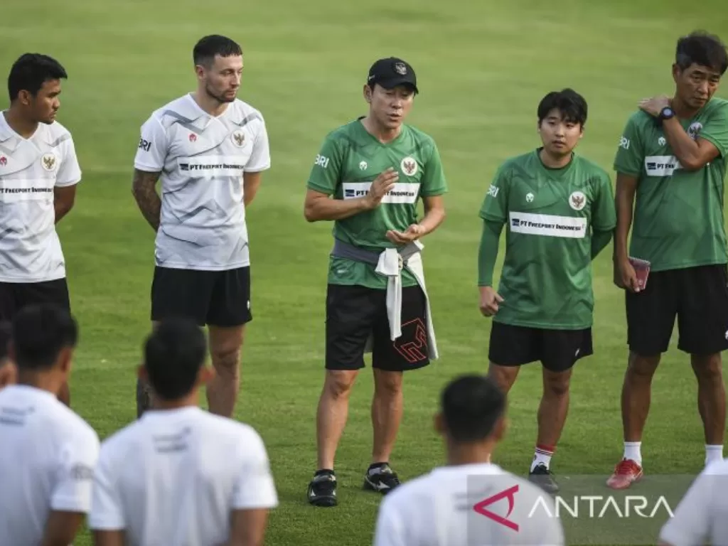 Pelatih timnas Indonesia Shin Tae-yong memberi arahan saat memimpin sesi latihan di Lapangan GBK (ANTARA FOTO/Hafidz Mubarak A)