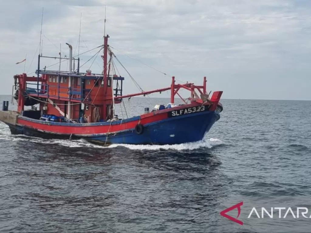 Kementerian Kelautan dan Perikanan (KKP) menangkap 1 kapal illegal fishing berbendera Malaysia di wilayah Zona Ekonomi Eksklusif Indonesia (ZEEI) Selat Malaka. ANTARA/ (Humas KKP) 