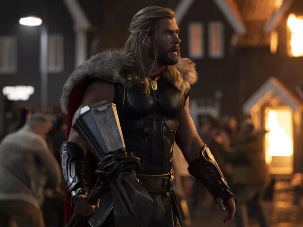 Chris Hemsworth sebagai Thor (IMDb)