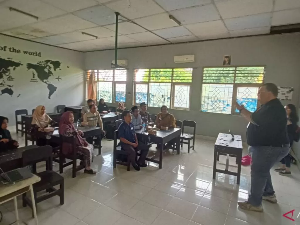 Sejumlah guru mengikuti pelatihan metode pembelajaran Bahasa Inggris yang diselenggarakan oleh lembaga kursus English First (EF) Kids and Teens di SMP Negeri 1 Praya, Lombok Tengah, Nusa Tenggara Barat, Sabtu (17/6/2023) (ANTARA/Fathur Rochman)