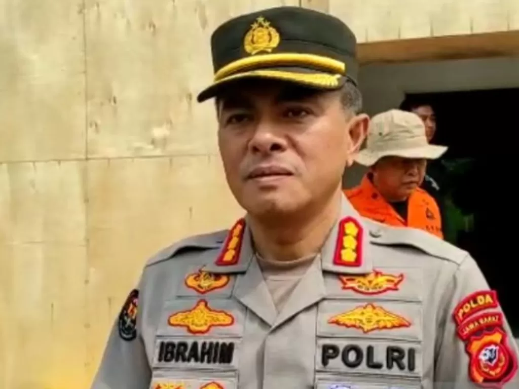 Kabidhumas Polda Jawa Barat Kombes Pol. Ibrahim Tompo menyatakan Kapolsek Mundu di Cirebon telah dicopot dari jabatannya karena melakukan penipuan rekrutmen Polri. (ANTARA/Bagus Ahmad Rizaldi)