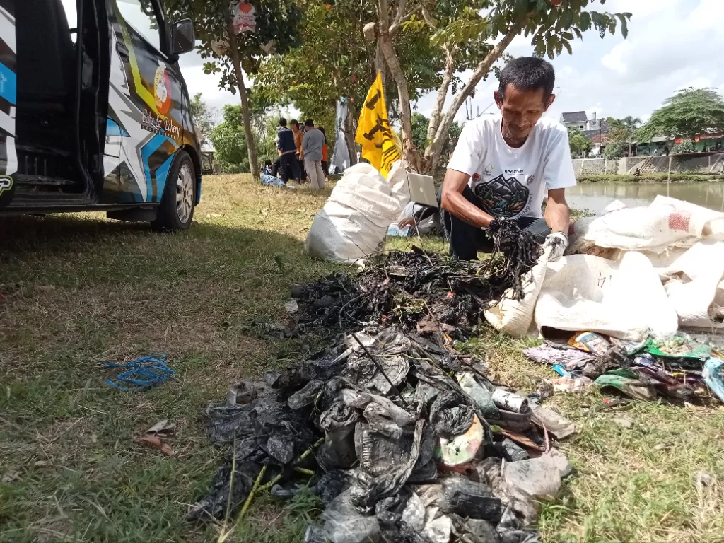 Sejumlah aktivis saat menyeleksi sampah yang diangkat dari sungai Ngrowo. (Z Creators/Firmanto Imansyah )