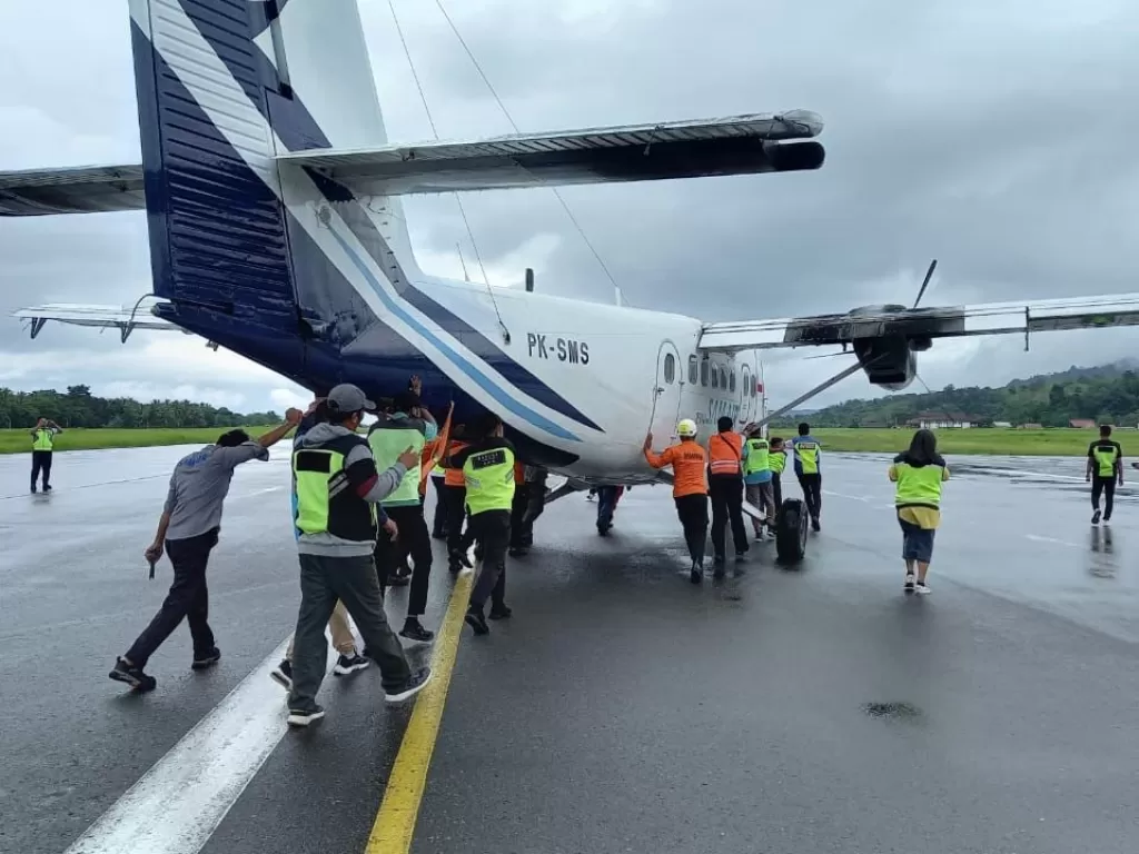 Pesawat SAM Air tergelincir di landasan pacu Bandara Internasional Pattimura Ambon, Minggu (18/6/2023) siang.  (Z Creators/Pasra Rukuwa)