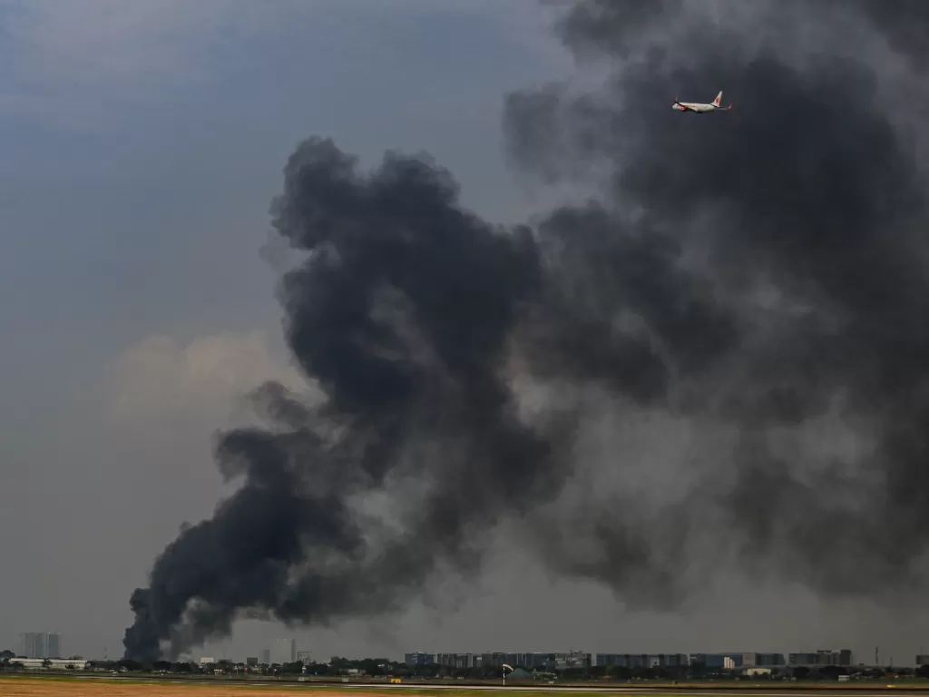 Ilustrasi asap membubung ke langit dari lokasi kebakaran pabrik plastik di Kalideres, Jakarta Barat, Jumat (19/5/2023). (ANTARA FOTO/Fauzan)