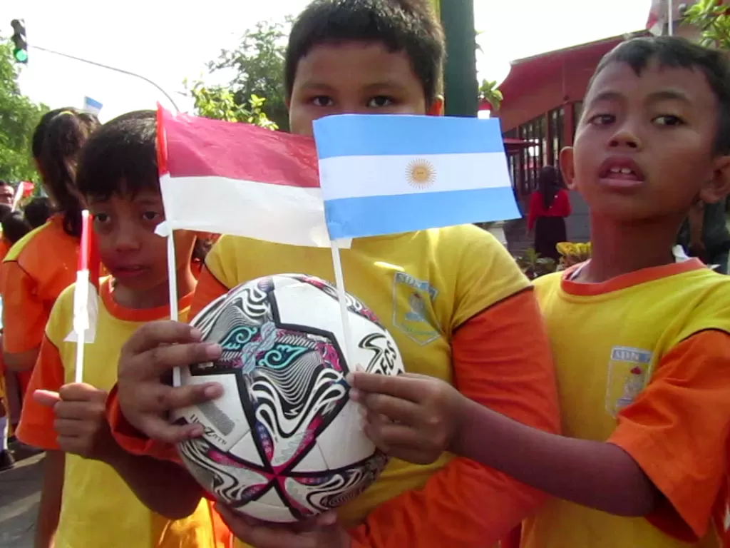 Puluhan siswa SD di Solo beri dukungan Timnas Indonesia vs Argentina. (Z Creators/Purwanto)