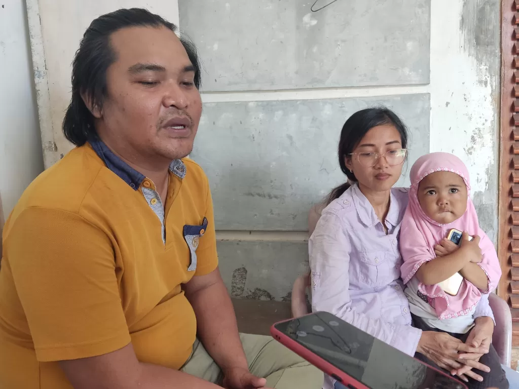 Driver ojol dan istrinya di Jember yang mencari biaya pengobatan anaknya yang sakit radang ginjal. (Z Creators/Arka Hatta).