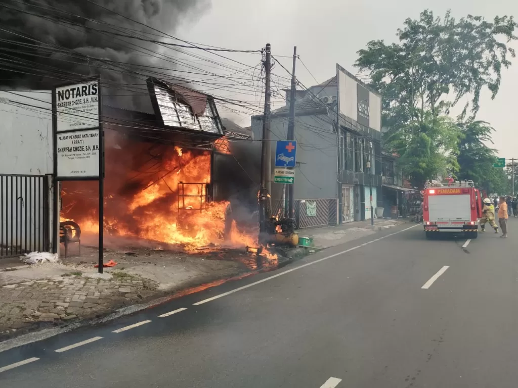 Toko ban di Kampung Melayu terbakar. (dok. Istimewa)